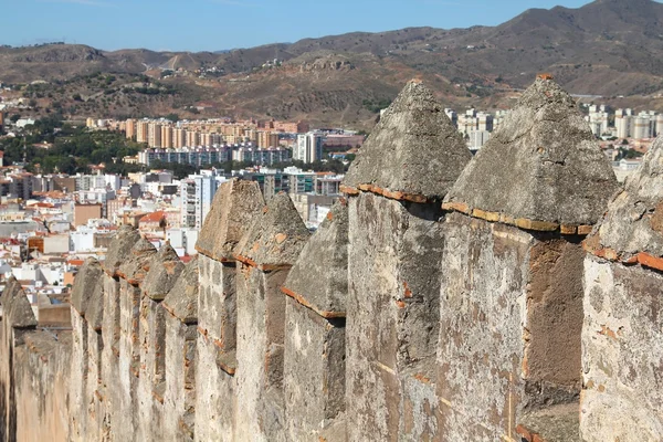 Málaga na Andaluzia, Espanha. Muralhas do castelo de Alcazaba na montanha de Gibralfaro . — Fotografia de Stock