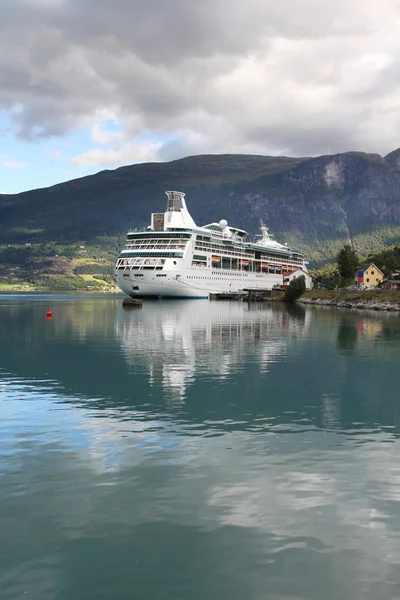 Kreuzfahrtschiff in Norwegen — Stockfoto