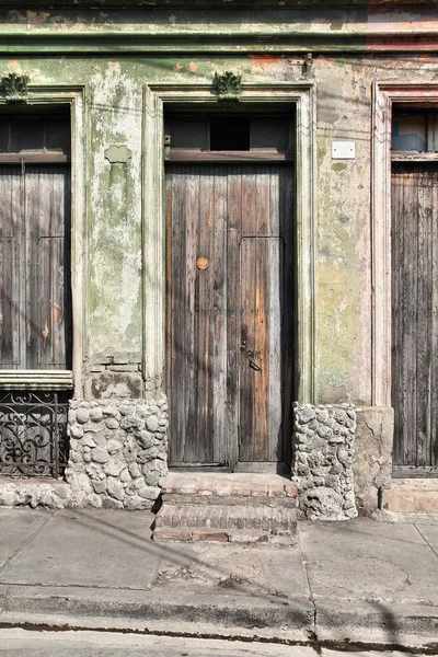 Régi ajtó, Santiago de Cuba — Stock Fotó