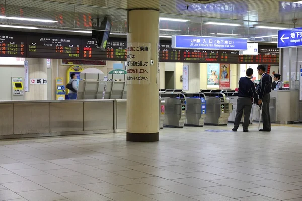 Mensen haast op kyoto station op 14 april 2012 in kyoto, japan — Stockfoto