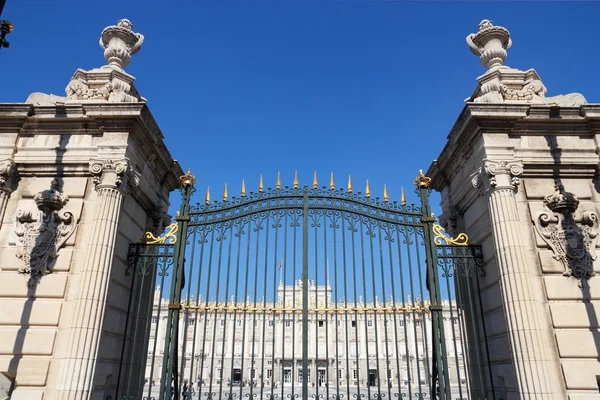 马德里皇家宫殿的大门 — 图库照片