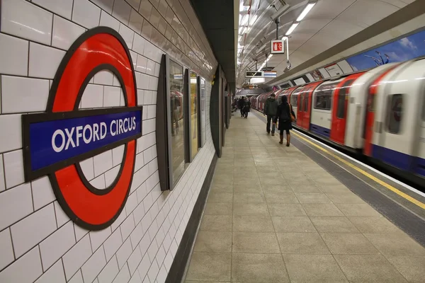 Путешественники спешат на станцию метро Oxford Circus — стоковое фото