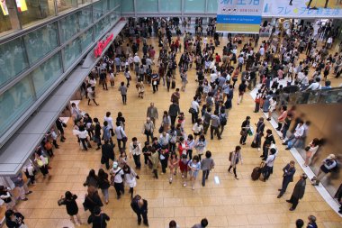 nagoya istasyonda yolcuları acele