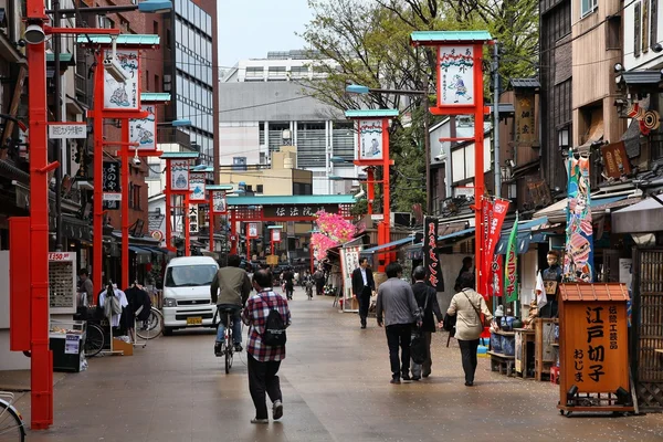 Tourists visit shopping street Asakusa. Tokyo — Stock Photo, Image