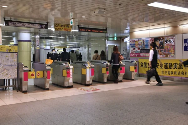 人在东京中输入都营地铁. — 图库照片