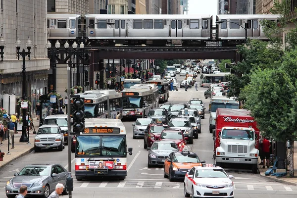 La gente guida in centro a Chicago — Foto Stock