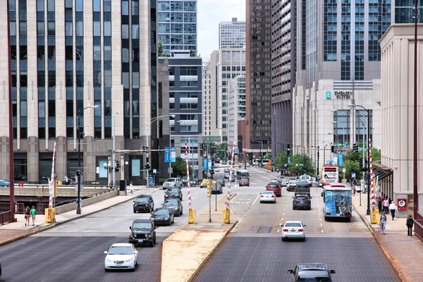 Les gens conduisent au centre ville de Chicago — Photo