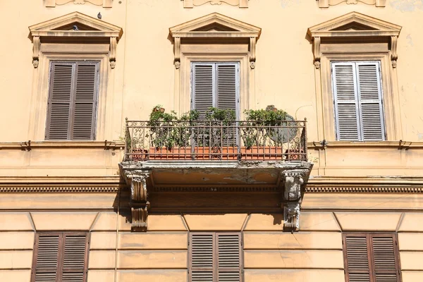 Street view of Mediterranean architecture in Rome, Italy — Stock Photo, Image