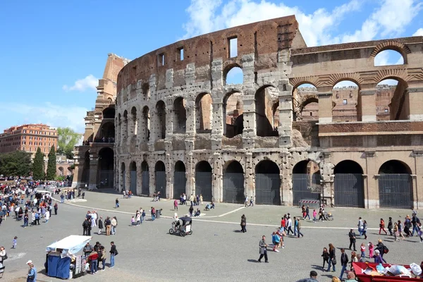 People visit famous Colosseum square — Stock Photo, Image