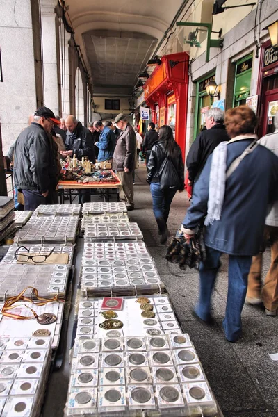 Shoppers visit Sunday Collectible Market — Stock Photo, Image