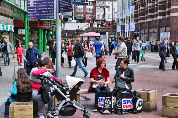 Compras de pessoas em 20 de abril de 2013 em Liverpool, Reino Unido . — Fotografia de Stock