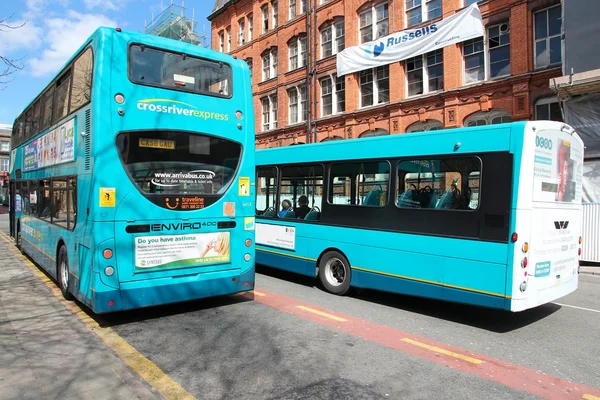 Mensen rijden bussen op 20 april 2013 in liverpool, Verenigd Koninkrijk. Liverpool — Stockfoto