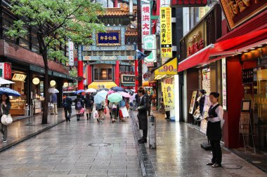 ziyaretçi Çin Mahallesi'ne yürüyerek 10 Mayıs'ta, 2012 Yokohama, Japonya.