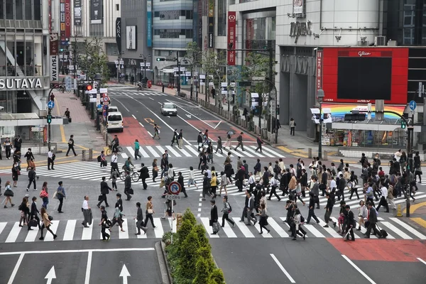 I pendolari si affrettano l '11 maggio 2012 a Shibuya, Tokyo . — Foto Stock