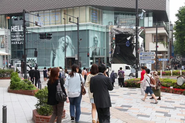 La gente compra en el distrito de Omotesando el 9 de mayo de 2012 en Tokio . — Foto de Stock