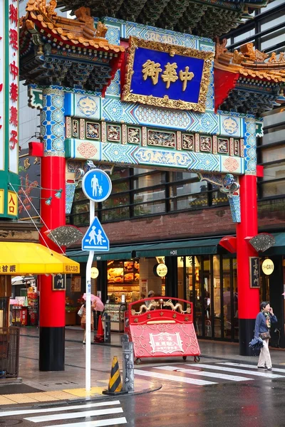 Visitors walk Chinatown on May 10, 2012 in Yokohama, Japan. — Stock Photo, Image