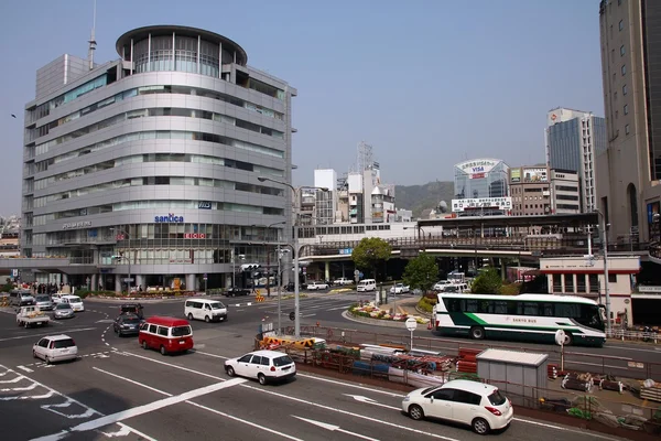 人们开快车，市中心 2012 年 4 月 24 日在神户，日本. — 图库照片