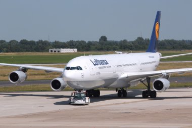 Lufthansa Airbus A340 clipart