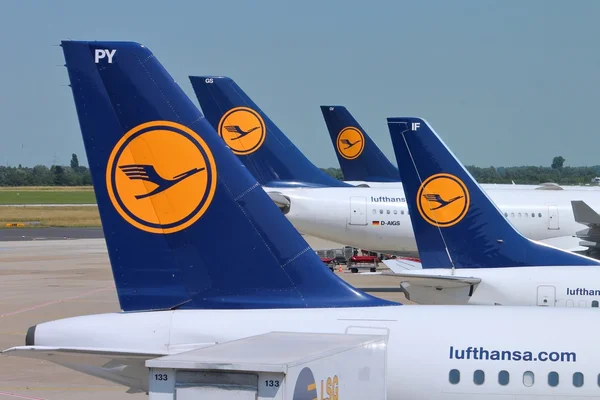 Mehrere lufthansa-Flugzeuge warten am 8. Juli 2013 auf dem Flughafen Düsseldorf. — Stockfoto