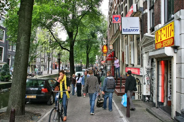 Mensen bezoeken Rosse buurt op 28 augustus, 2008 in amsterdam, Nederland. — Stockfoto