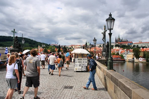 La gente visita el Puente de Carlos el 3 de agosto de 2008 en Praga, República Checa . —  Fotos de Stock
