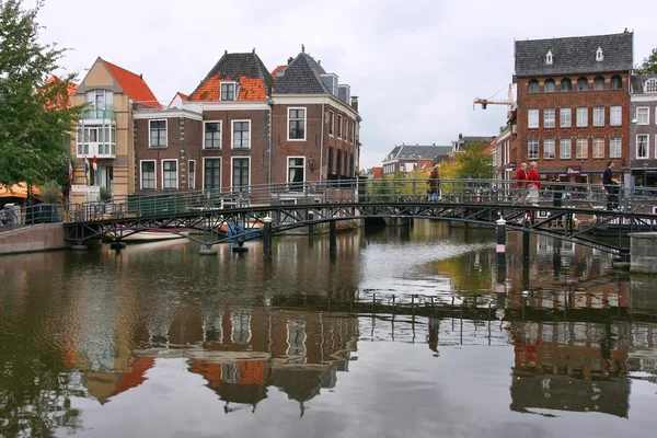 People visit old town on August 28, 2008 in Den Bosch, Netherlands. — Stock Photo, Image