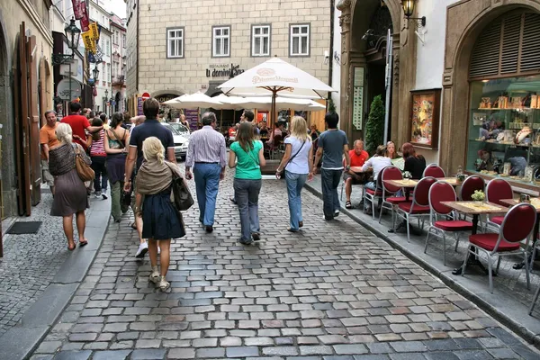 Menschen besuchen die Altstadt am 3. August 2008 in Prag, Tschechische Republik. — Stockfoto