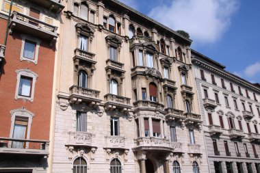 eski güzel apartmanlar ile sokak görünümü.