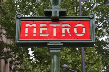 Paris, Fransa - retro metro istasyonu işareti