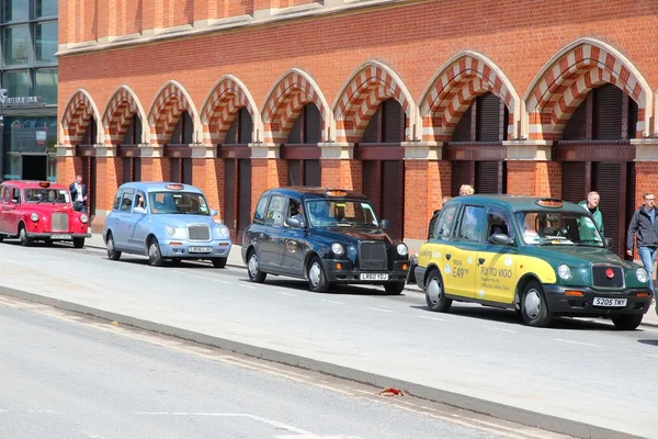 Motoristas de táxi esperam pelos clientes — Fotografia de Stock