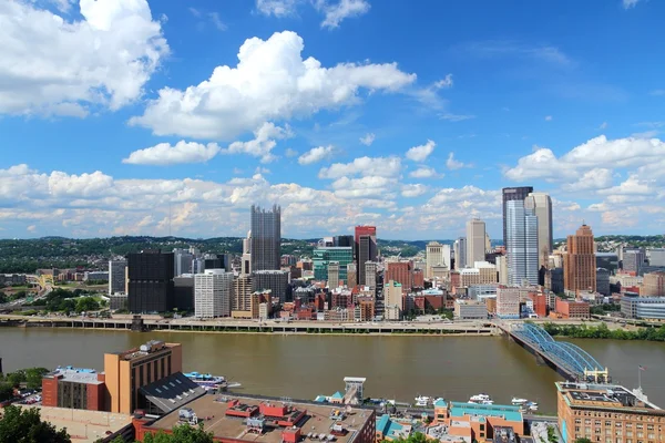 Skyline con el río Monongahela . — Foto de Stock