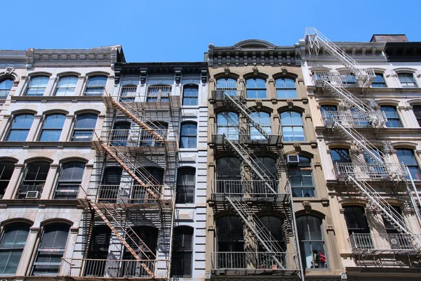 Bâtiments résidentiels anciens à Midtown Manhattan — Photo