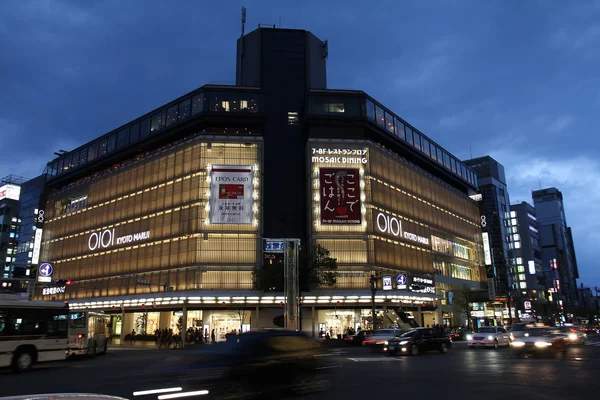 Люди посещают универмаг Marui — стоковое фото