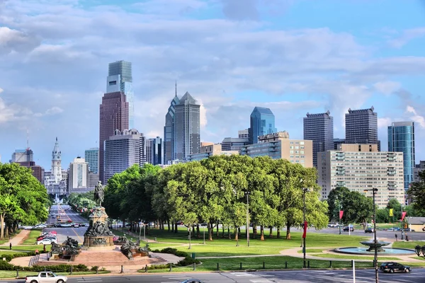 Ciudad skyline con Benjamin Franklin parkway . —  Fotos de Stock