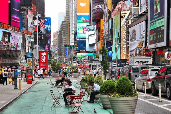 人们拜访 2013 年 7 月 3 日在纽约时报广场. — 图库照片