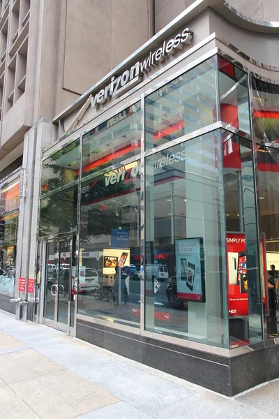 Verizon wireless store am 11. juni 2013 in philadelphia. — Stockfoto