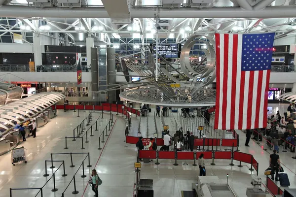 As pessoas se apressam no aeroporto JFK — Fotografia de Stock