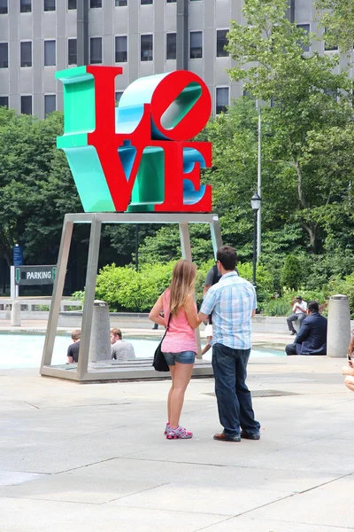 As pessoas visitam a escultura "Love" em 11 de junho de 2013 na Filadélfia . — Fotografia de Stock