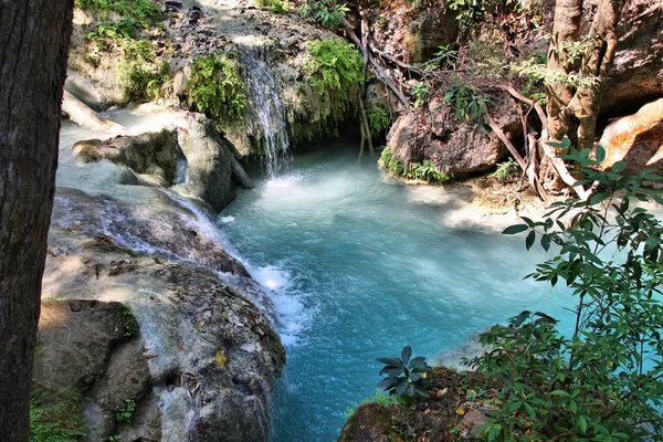 Fluss im thailändischen Nationalpark der erawanischen Wasserfälle — Stockfoto