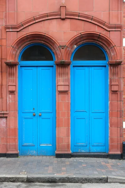 Velhas portas azuis em Jewellery Quarter . — Fotografia de Stock