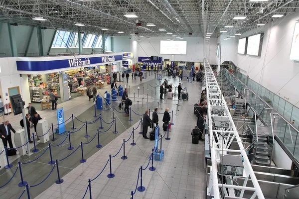 Reizigers wachtrij op luchthaven — Stockfoto