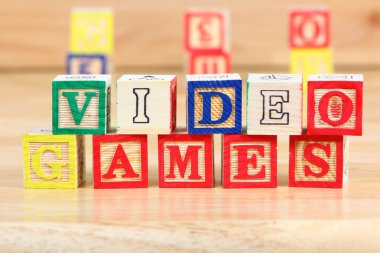 Tahta bloklar ve harfler.