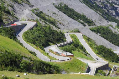 Stelvio geçidi yolu