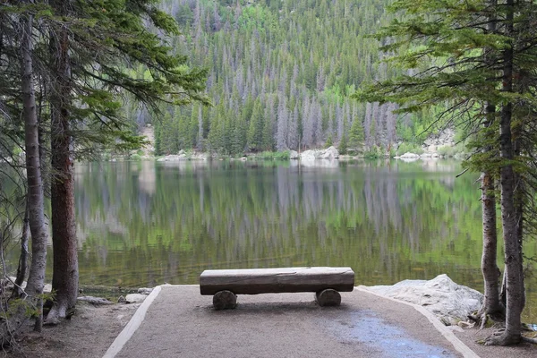 Bärensee, felsige Berge — Stockfoto