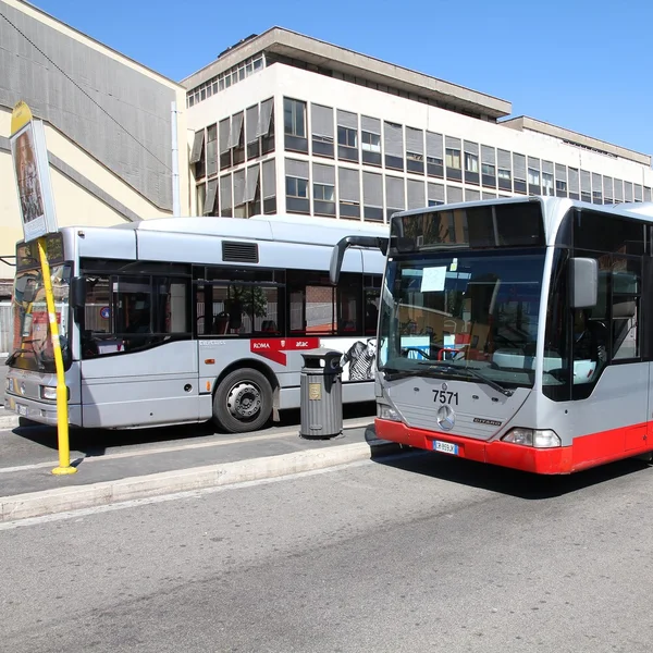 ROMA, ITÁLIA - 9 de abril de 2012: Mercedes ônibus operado pela ATAC em Roma. Com 350 linhas de ônibus e 8000 paradas, a ATAC é uma das maiores operadoras de ônibus do mundo . — Fotografia de Stock