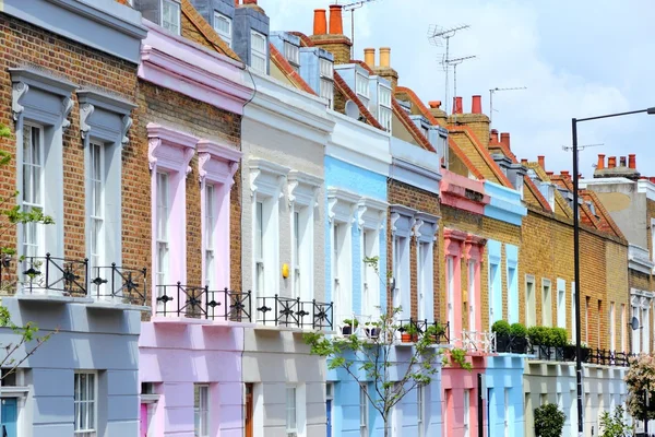 Senior met typemachine