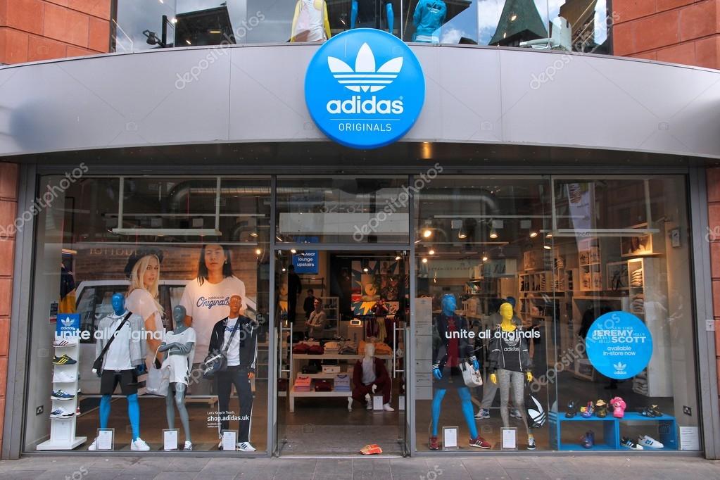 genezen lening Kers Adidas store – Stock Editorial Photo © tupungato #49961081