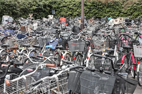 Cykelparkering i tokyo — Stockfoto