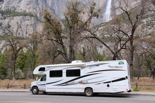 RV no Parque Nacional de Yosemite — Fotografia de Stock