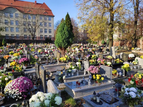 Chorzow Poland November 2020 People Visit Graves All Saints Day — Stock Photo, Image